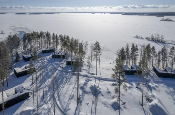 Loma-asuntoja Puistoniemen rannalla, joista avautuu talvinen järvimaisema Saimaalle.